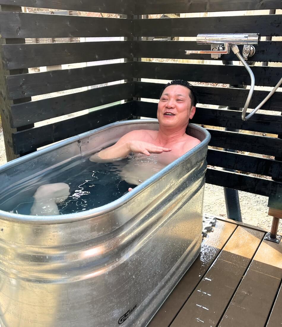 NASU四季リゾート 水風呂に入る人